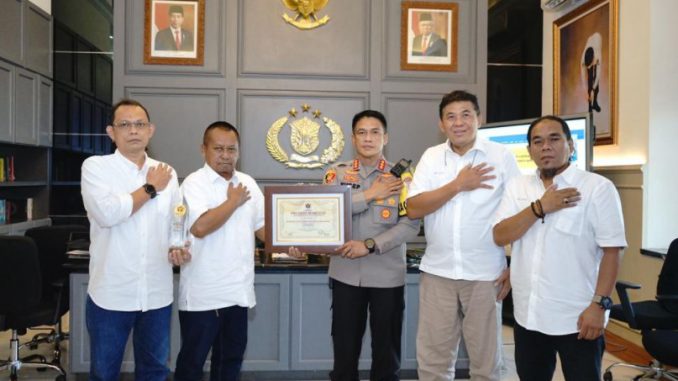 PWI Jatim Beri Penghargaan Kepada Kapolrestabes Surabaya Atas Prestasi dan Inovasi Dalam Penanganan Covid-19